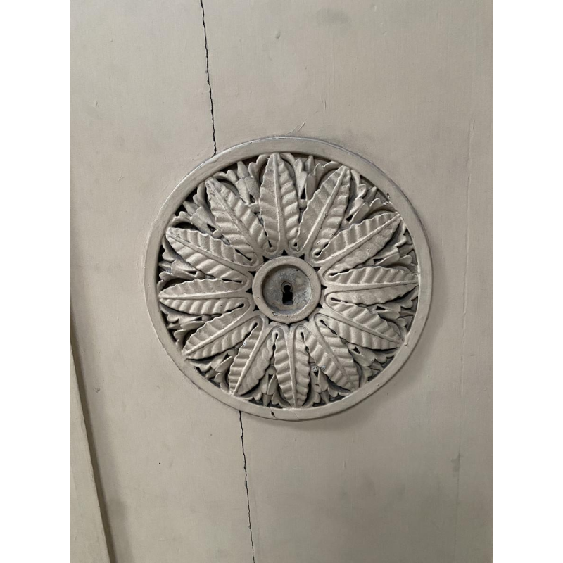 Een paar enkelzijdige deuren met geprofileerde panelen van massief vurenhout, 19e eeuw.