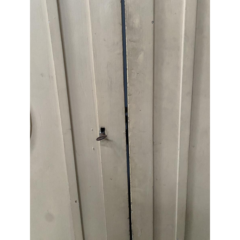 Een paar enkelzijdige deuren met geprofileerde panelen van massief vurenhout, 19e eeuw.