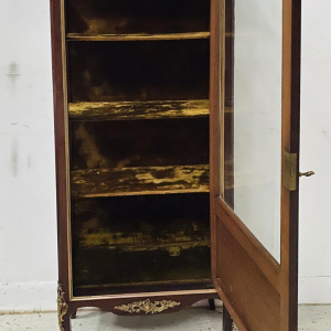 Vitrinekast uit de periode van Napoleon III, vervaardigd uit mahoniehout en brons met marqueterie, 19e eeuw.