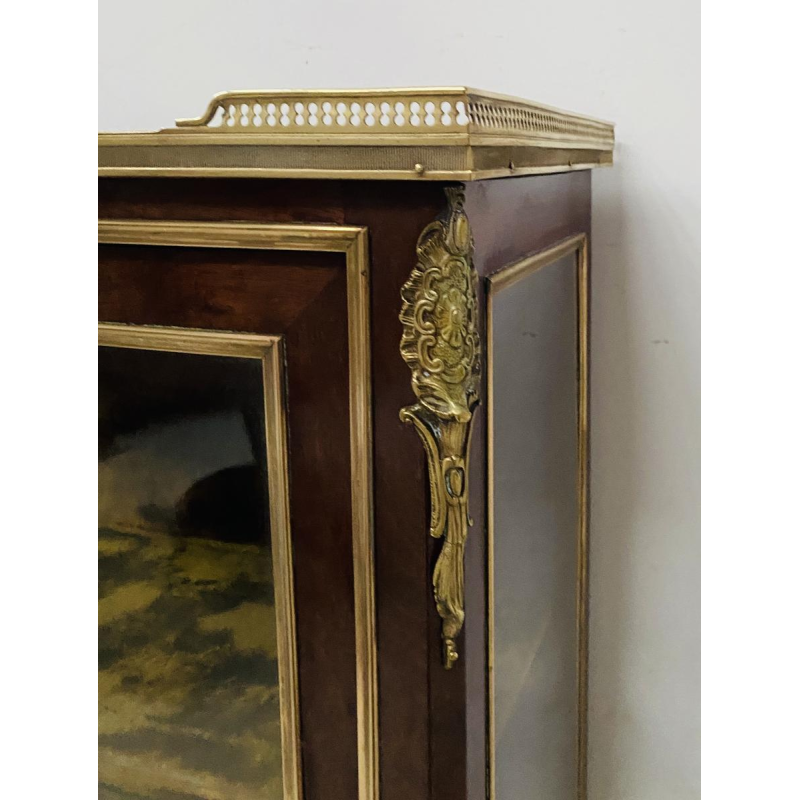 Vitrinekast uit de periode van Napoleon III, vervaardigd uit mahoniehout en brons met marqueterie, 19e eeuw.