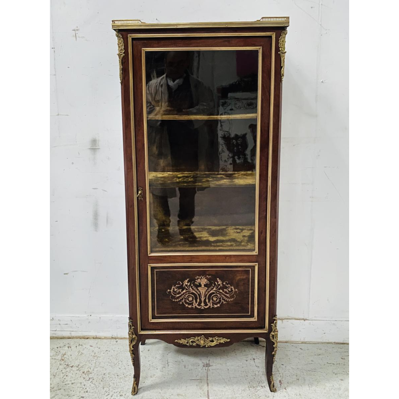 Vitrinekast uit de periode van Napoleon III, vervaardigd uit mahoniehout en brons met marqueterie, 19e eeuw.