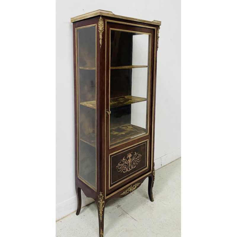 Vitrinekast uit de periode van Napoleon III, vervaardigd uit mahoniehout en brons met marqueterie, 19e eeuw.