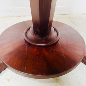 Ronde Empire bijzettafel van mahoniehout met een centrale vierpotige "leeuwenpoot"-voet, 19e eeuw.