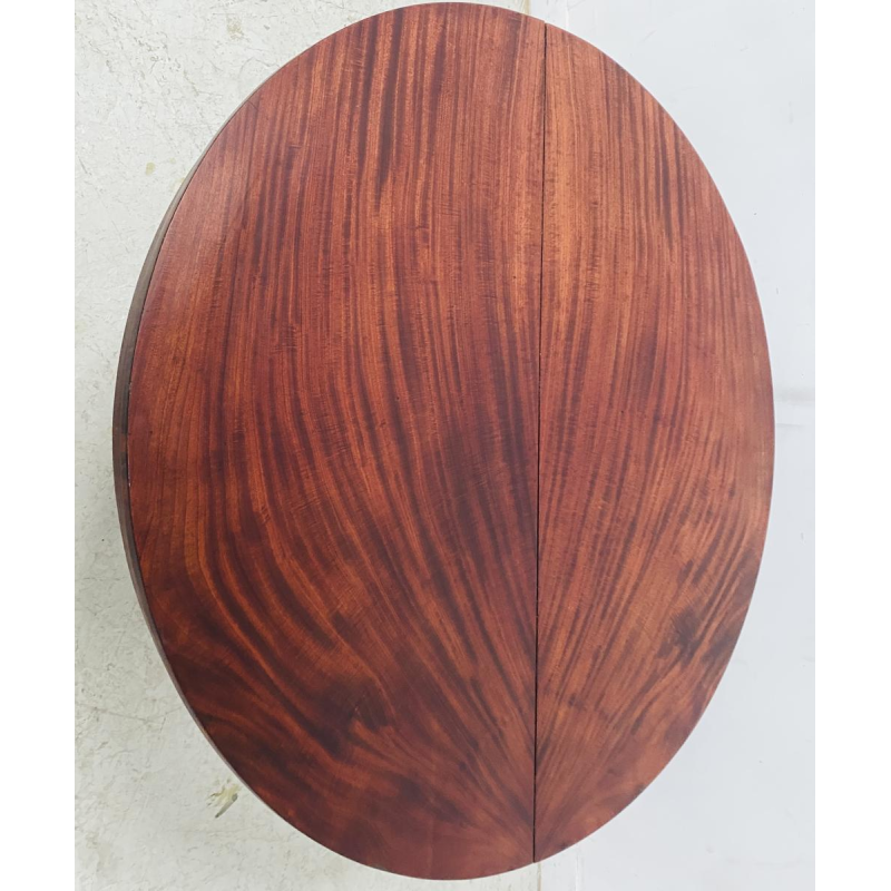 Ronde Empire bijzettafel van mahoniehout met een centrale vierpotige "leeuwenpoot"-voet, 19e eeuw.