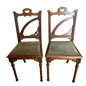 Een paar eikenhouten stoelen in art nouveau-stijl, circa 1900.