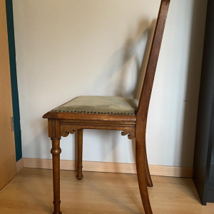 Een paar eikenhouten stoelen in art nouveau-stijl, circa 1900.