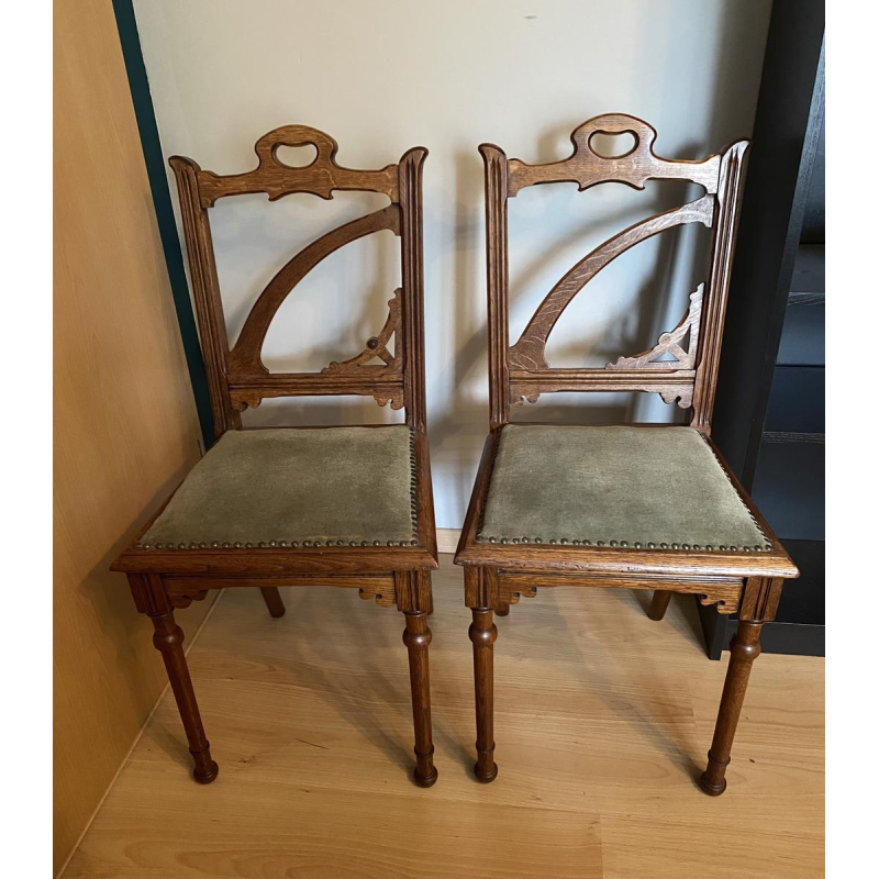 Een paar eikenhouten stoelen in art nouveau-stijl, circa 1900.