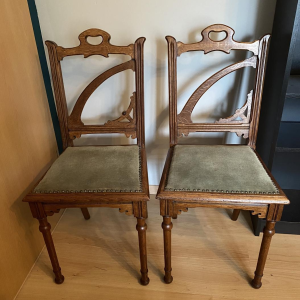 Een paar eikenhouten stoelen in art nouveau-stijl, circa 1900.