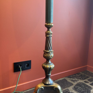 Klassieke bronzen vloerlamp, lampenkap van Ashoka-zijde, gespannen stof gevoerd met Chinese Habotai-zijde.