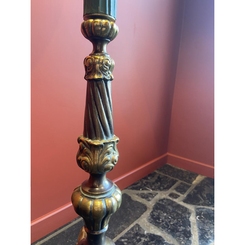 Klassieke bronzen vloerlamp, lampenkap van Ashoka-zijde, gespannen stof gevoerd met Chinese Habotai-zijde.