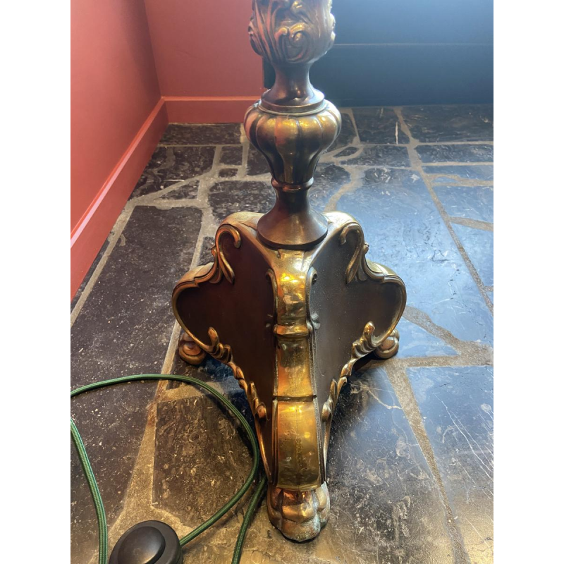 Klassieke bronzen vloerlamp, lampenkap van Ashoka-zijde, gespannen stof gevoerd met Chinese Habotai-zijde.