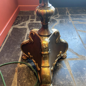 Klassieke bronzen vloerlamp, lampenkap van Ashoka-zijde, gespannen stof gevoerd met Chinese Habotai-zijde.