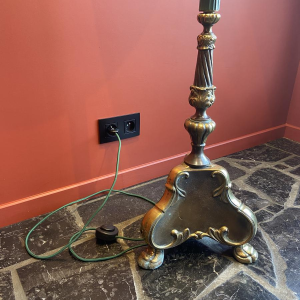 Klassieke bronzen vloerlamp, lampenkap van Ashoka-zijde, gespannen stof gevoerd met Chinese Habotai-zijde.