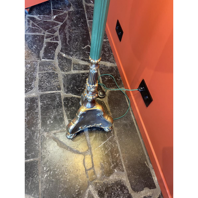 Klassieke bronzen vloerlamp, lampenkap van Ashoka-zijde, gespannen stof gevoerd met Chinese Habotai-zijde.