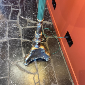 Klassieke bronzen vloerlamp, lampenkap van Ashoka-zijde, gespannen stof gevoerd met Chinese Habotai-zijde.