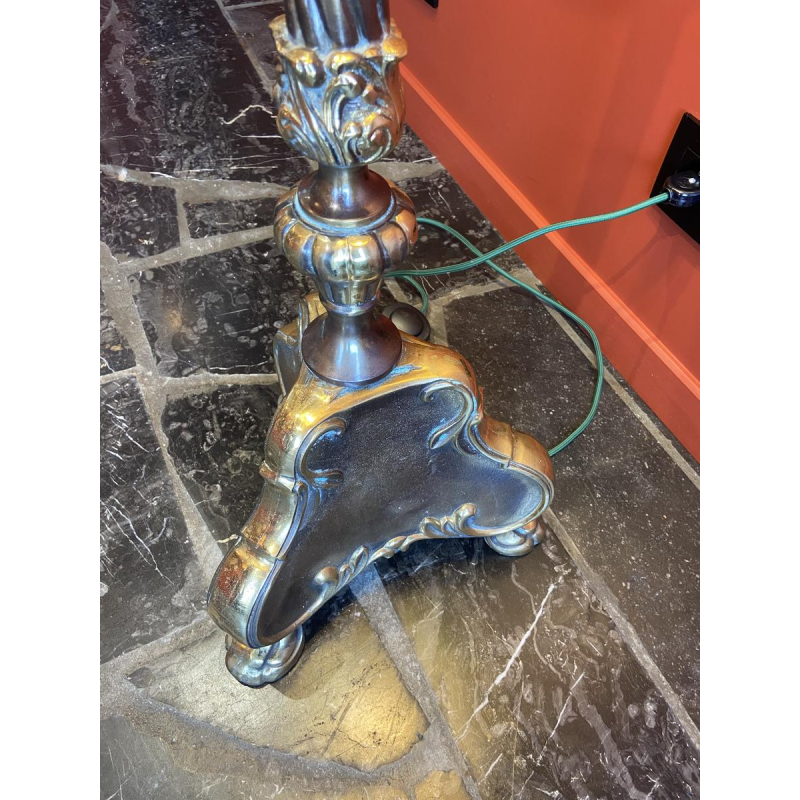 Klassieke bronzen vloerlamp, lampenkap van Ashoka-zijde, gespannen stof gevoerd met Chinese Habotai-zijde.