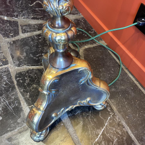 Klassieke bronzen vloerlamp, lampenkap van Ashoka-zijde, gespannen stof gevoerd met Chinese Habotai-zijde.