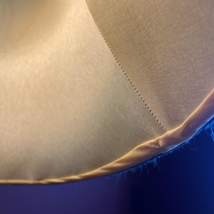 Lampadaire en bronze classique, abat-jour en soie Ashoka Silk, tissu tendu doublé soie China Habotai