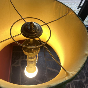 Lampadaire en bronze classique, abat-jour en soie Ashoka Silk, tissu tendu doublé soie China Habotai