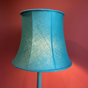 Lampadaire en bronze classique, abat-jour en soie Ashoka Silk, tissu tendu doublé soie China Habotai