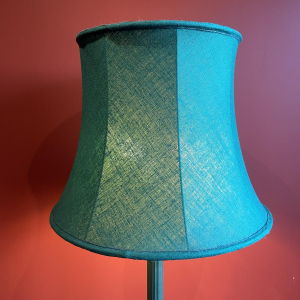 Lampadaire en bronze classique, abat-jour en soie Ashoka Silk, tissu tendu doublé soie China Habotai