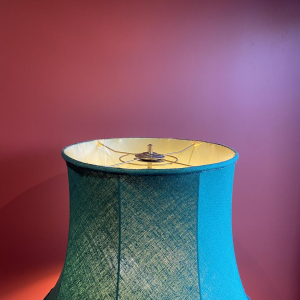 Lampadaire en bronze classique, abat-jour en soie Ashoka Silk, tissu tendu doublé soie China Habotai