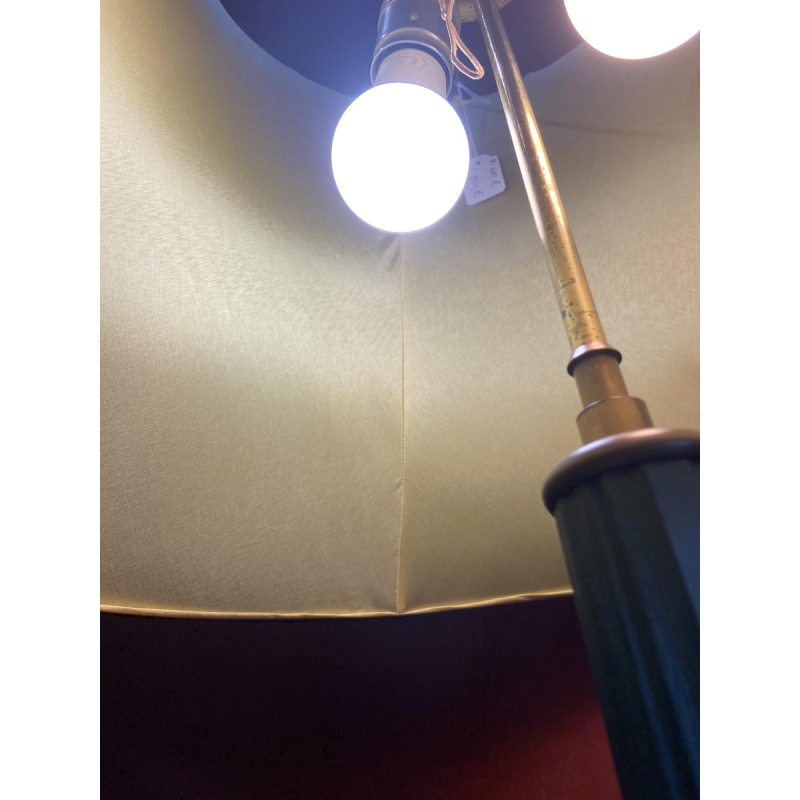 Klassieke bronzen vloerlamp, lampenkap van Ashoka-zijde, gespannen stof gevoerd met Chinese Habotai-zijde.