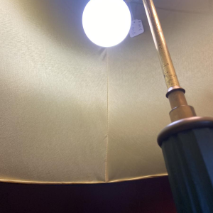 Lampadaire en bronze classique, abat-jour en soie Ashoka Silk, tissu tendu doublé soie China Habotai