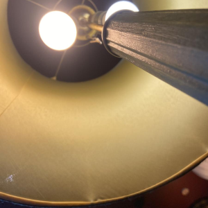 Klassieke bronzen vloerlamp, lampenkap van Ashoka-zijde, gespannen stof gevoerd met Chinese Habotai-zijde.