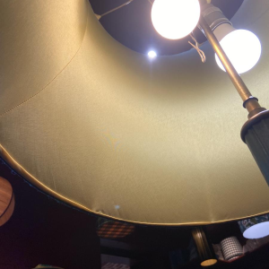 Lampadaire en bronze classique, abat-jour en soie Ashoka Silk, tissu tendu doublé soie China Habotai