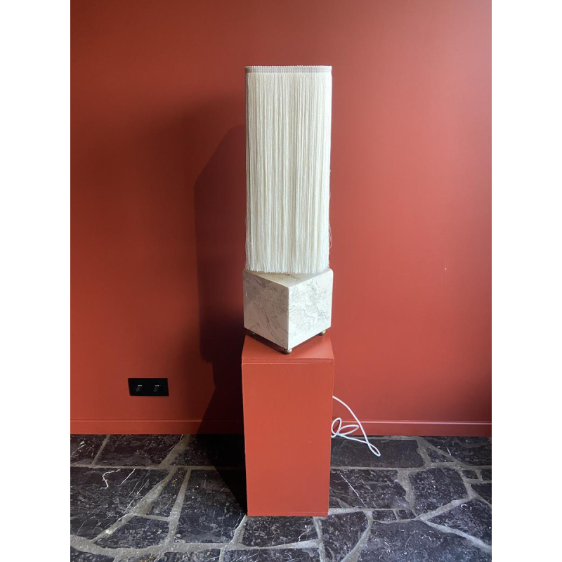 Lampe à poser, socle stuc marbre beige, abat-jour franges Houles, travail artisanal contemporain