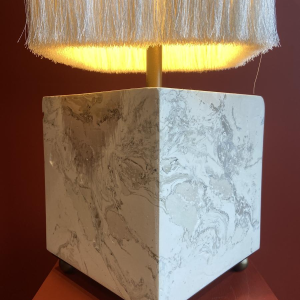 Lampe à poser, socle stuc marbre beige, abat-jour franges Houles, travail artisanal contemporain