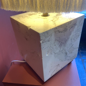 Lampe à poser, socle stuc marbre beige, abat-jour franges Houles, travail artisanal contemporain