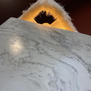 Lampe à poser, socle stuc marbre beige, abat-jour franges Houles, travail artisanal contemporain