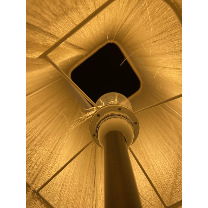 Tafellamp, beige marmeren stucvoet, Houles lampenkap met franjes, eigentijds handgemaakt werk