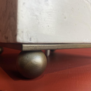 Tafellamp, beige marmeren stucvoet, Houles lampenkap met franjes, eigentijds handgemaakt werk