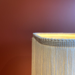Lampe à poser, socle stuc marbre beige, abat-jour franges Houles, travail artisanal contemporain