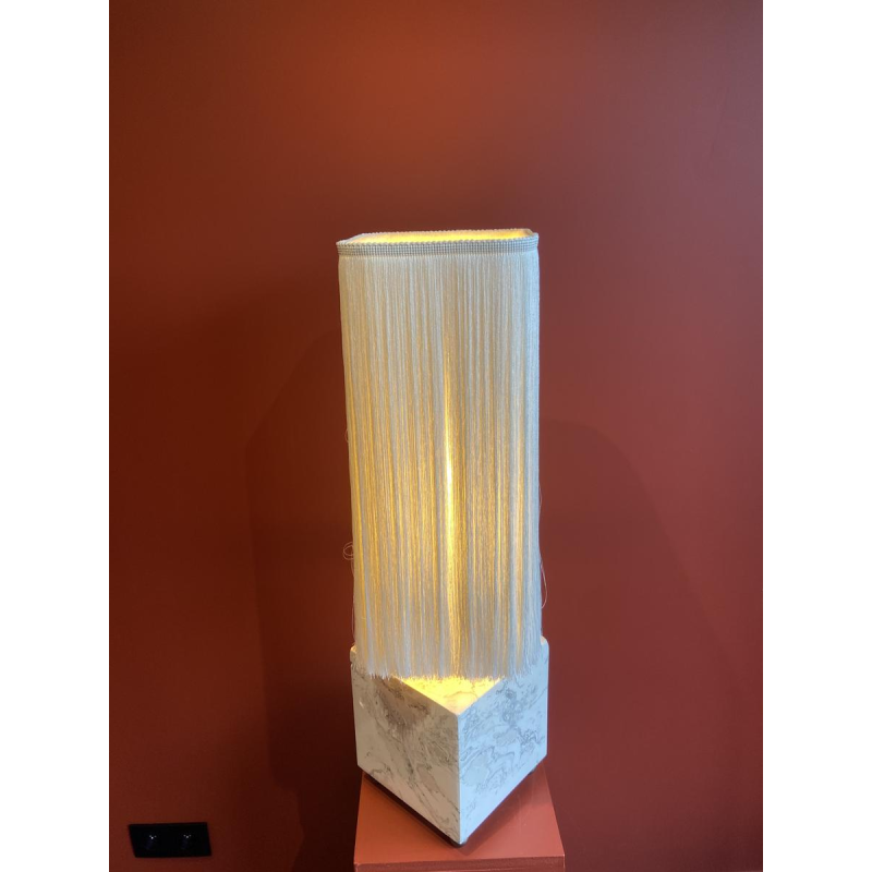 Lampe à poser, socle stuc marbre beige, abat-jour franges Houles, travail artisanal contemporain