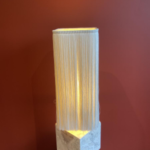 Lampe à poser, socle stuc marbre beige, abat-jour franges Houles, travail artisanal contemporain