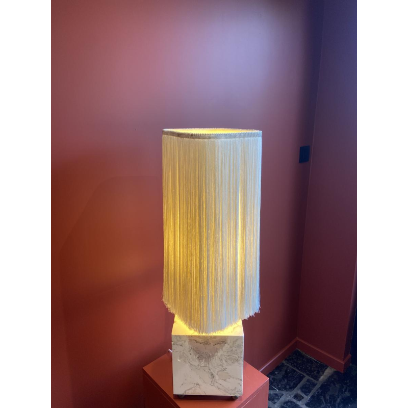 Lampe à poser, socle stuc marbre beige, abat-jour franges Houles, travail artisanal contemporain
