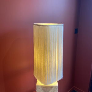 Lampe à poser, socle stuc marbre beige, abat-jour franges Houles, travail artisanal contemporain