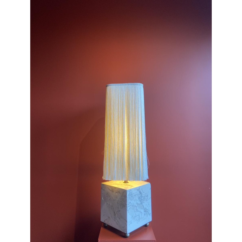 Lampe à poser, socle stuc marbre beige, abat-jour franges Houles, travail artisanal contemporain