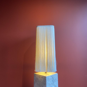 Lampe à poser, socle stuc marbre beige, abat-jour franges Houles, travail artisanal contemporain