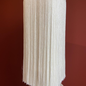 Lampe à poser, socle stuc marbre beige, abat-jour franges Houles, travail artisanal contemporain