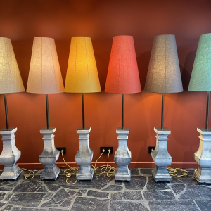 Tafellamp "Column Balustrade" in terracotta, lampenkap van Ashoka-zijde, handgemaakt.