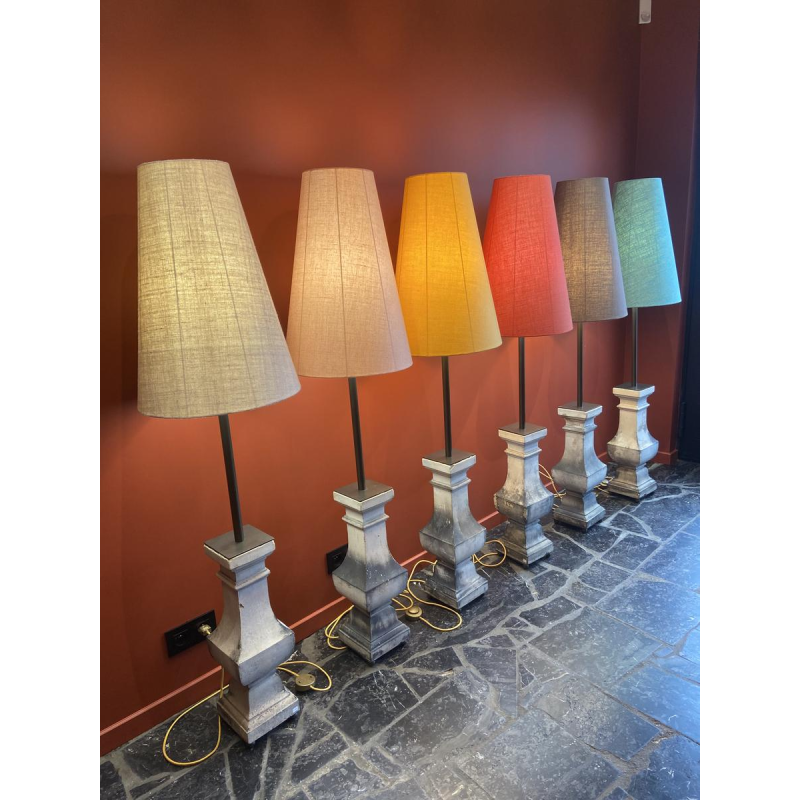 Lampe à poser "Colonne balustrade" en terre cuite, abat-jour en soie Ashoka Silk, travail artisanal