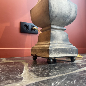 Lampe à poser "Colonne balustrade" en terre cuite, abat-jour en soie Ashoka Silk, travail artisanal