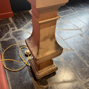 Tafellamp "Column Balustrade" in terracotta, lampenkap van Ashoka-zijde, handgemaakt.