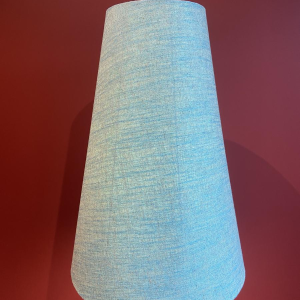 Lampe à poser "Colonne balustrade" en terre cuite, abat-jour en soie Ashoka Silk, travail artisanal