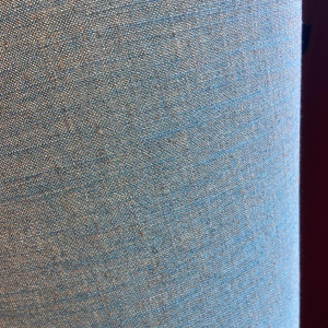 Lampe à poser "Colonne balustrade" en terre cuite, abat-jour en soie Ashoka Silk, travail artisanal